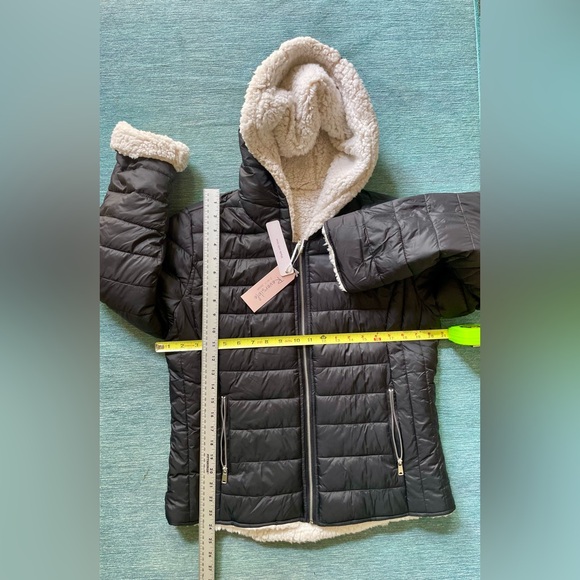 Black & Cream Reversible Hooded Faux Sherpa Jacket Size L NWT - Picture 9 of 9